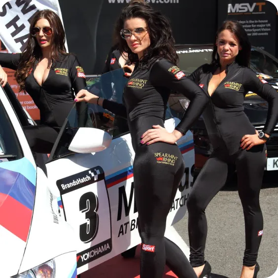 Femmes dans le paddock